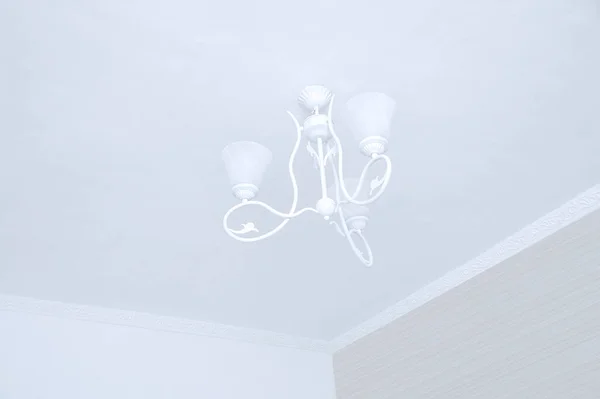 Lampadario Bianco Sul Soffitto All Interno Della Stanza — Foto Stock