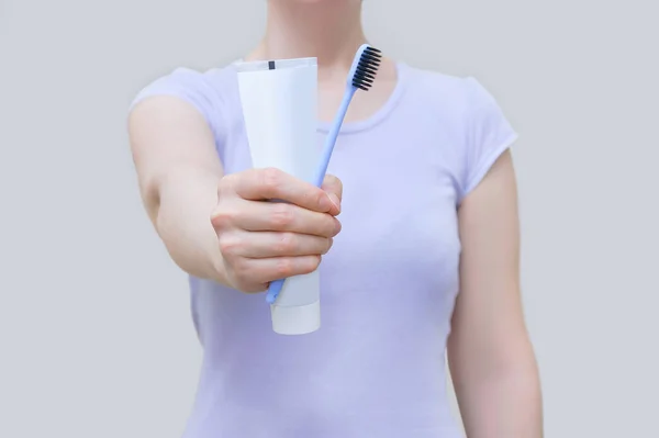 Ochtendhygiëne Close Van Tandenborstel Plak Handen Van Blanke Vrouw — Stockfoto