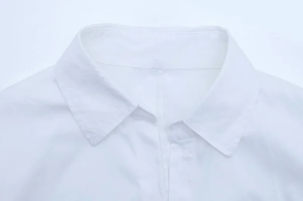 Camisa Blanca Mujer Con Cuello Cerca Sobre Fondo Blanco — Foto de Stock