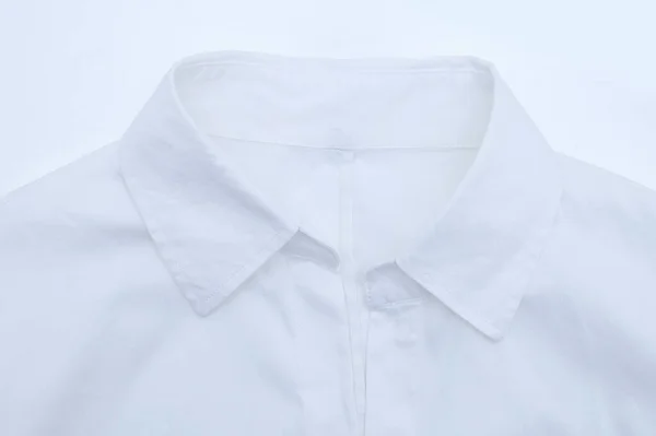 Camicia Bianca Donna Con Colletto Primo Piano Fondo Bianco — Foto Stock