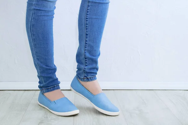 Kleding Schoenen Benen Van Een Blanke Vrouw Skinny Jeans Blauwe — Stockfoto