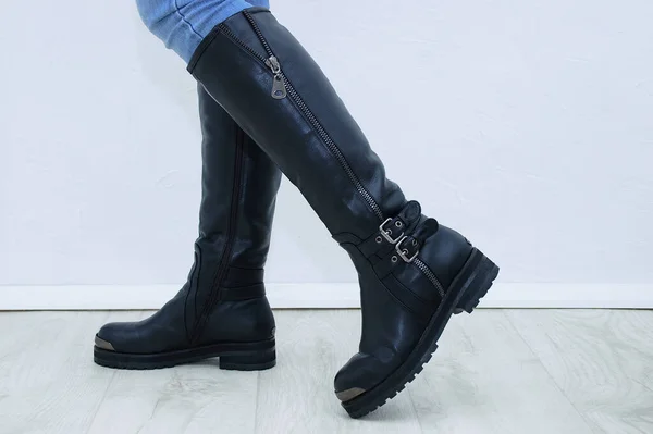 Zwarte Laarzen Met Metalen Bevestigingsmiddelen Benen Van Vrouw — Stockfoto