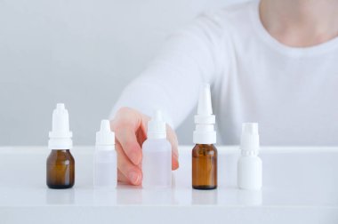 Burun dekolteli şişeler. Seçimini yap. Beyaz arkaplan.