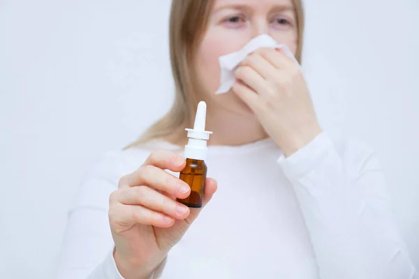 Constipações Gripe Mulher Jovem Branca Espirrando Guardanapo Branco Com Uma — Fotografia de Stock