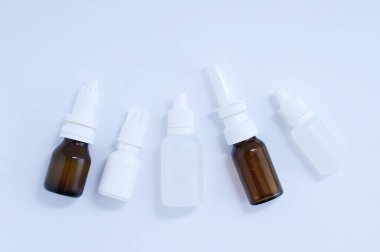 Burun ve gözler için damlaları olan şişeler. Beyaz arkaplan.