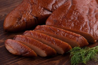 ahşap arka plan üzerinde çiğ füme morina havyar