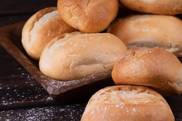 Bullar i brödkorg på trä bakgrund, lågmält — Stockfoto