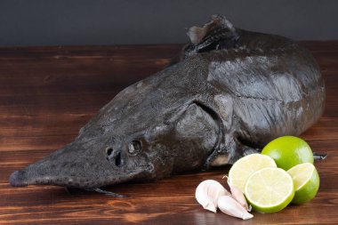 Limon biber sarımsak ile masada taze çiğ mersin balığı. clouse kadar.