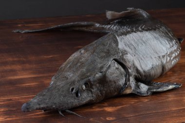 Limon biber sarımsak ile masada taze çiğ mersin balığı. clouse kadar.