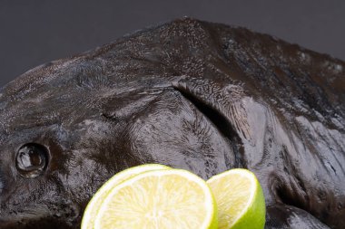 Limon biber sarımsak ile masada taze çiğ mersin balığı. clouse kadar.