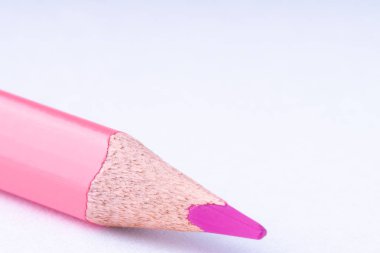 beyaz arka plan üzerinde pembe kalem yakın .