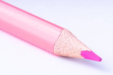 beyaz arka plan üzerinde pembe kalem yakın .