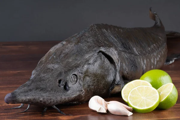 Limon biber sarımsak ile masada taze çiğ mersin balığı. clouse kadar.