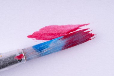 beyaz bir arka plan üzerinde çizim için fırça. clouse kadar