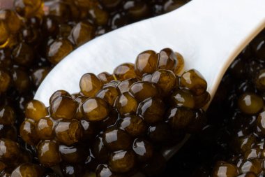 Seramik kaşıksiyah mersin balığı havyarı. Makro