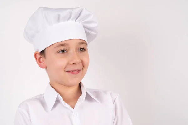 Μαγείρεμα αγόρι με ψωμάκια σε λευκό φόντο. — Φωτογραφία Αρχείου