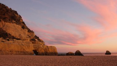 Günbatımı büyük uçurumlar (Algarve beach, Portekiz ile boş Beach)