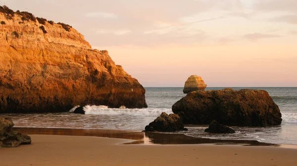 Puesta Sol Playa Vacía Con Acantilados Algarve Portugal — Foto de Stock