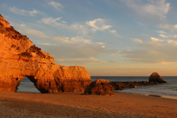 Günbatımı üzerinde kayalıklarla ıssız Beach (deki Algarve, Portekiz)