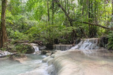 Temiz su akışları, Erawan Falls şelale, ili Kanchanaburi, Tayland.