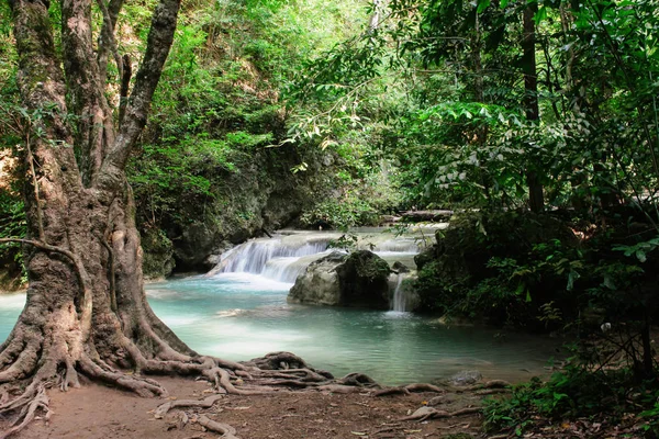 Şelale ili Kanchanaburi, Tayland tropikal ormanda, Erawan Milli Parkı, Erawan düşüyor.