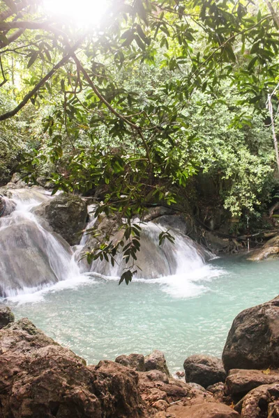 Idylický pohled vodních toků na vodopády, v provincii Kanchanaburi, Thajsko. — Stock fotografie