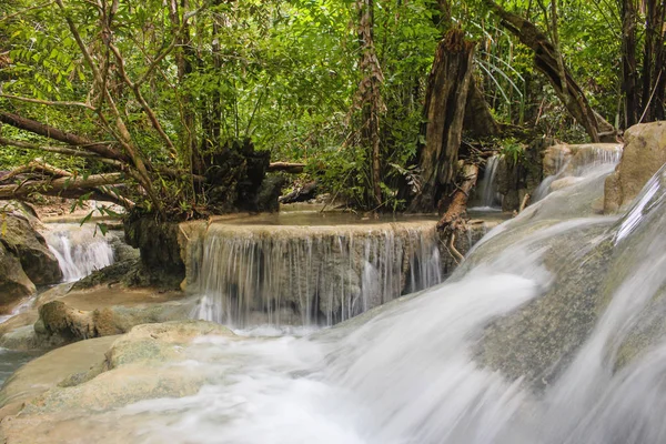 Dlouhá expozice čisté tekoucí vody v tropickém pralese v národní Park Erawan v provincii Kanchanaburi, Thajsko. — Stock fotografie