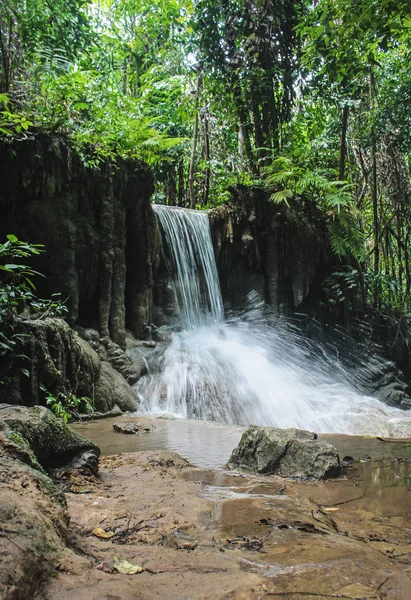 Vodopád v Vodopády Erawan, se nachází v tropickém pralese v národní Park Erawan v provincii Kanchanaburi, Thajsko. — Stock fotografie