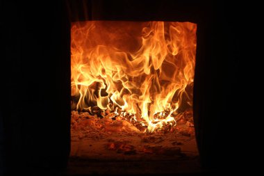 Parlak şöminede yanan ateşi kükreyen. Sıcaklık kış zamanında.