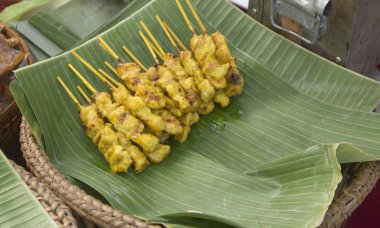İştah açıcı tavuk Satay muz dinlenme ızgara, bir sokak pazarında hizmet hazır olmak sonra bırakır.