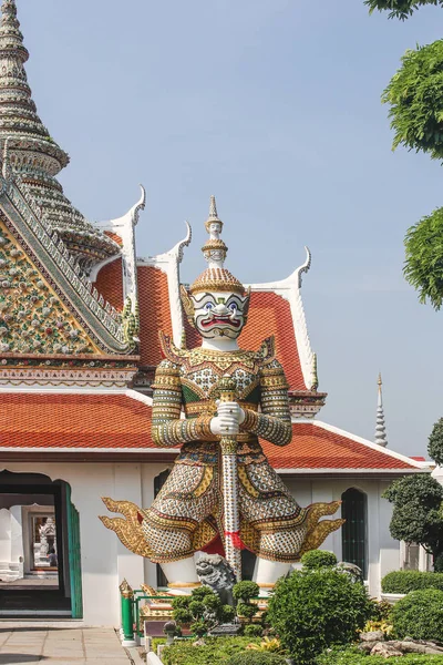 Bangkok, Tailândia - Outubro de 2017: Estátua de Yaksha Gigante, ou Estátua do Guardião do Demônio, de Wat Arun em Bangkok, Tailândia . — Fotografia de Stock