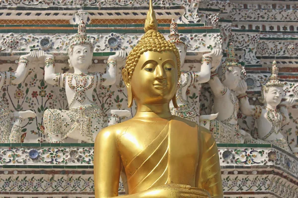 Altın buddha heykeli stupa Wat Arun üzerinde dekoratif şekiller arka plan ile. Bangkok, Tayland