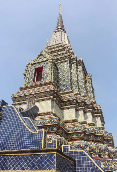 Linda estupa azul do Templo do Buda Reclinado, ou Wat Pho, em Bangkok, Tailândia . — Fotografia de Stock