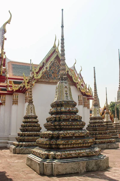 배경으로 왓 포 사원으로 stupas를 아름 답게 꾸며져 있습니다. 방콕, 태국에서 Reclining 부처님의 성전. — 스톡 사진