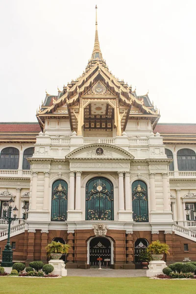 Fachada de Chakri Maha Prasat no Grande Palácio. Dusit Maha Prasat em Bangkok, Tailândia . — Fotografia de Stock