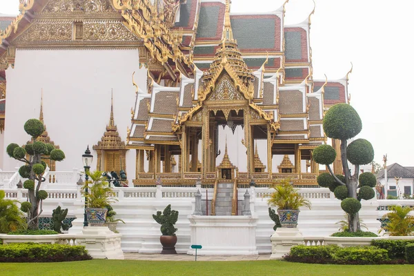 Sideview of one of the many temples in the Grand Palace of Bangkok, Thailand. — Stock Photo, Image