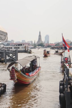 Bangkok, Tayland - Ekim 2017: taşıma turistlere Chao Phraya Nehri geçerken uzun kuyruk taksi tekneler.