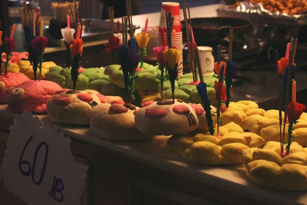 Renkli Krathongs ekmek yapılan satış standı. Loy Krathong, Thailands en güzel tatil Festivali.