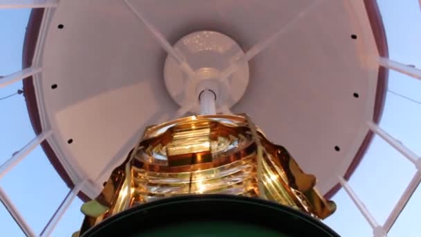 Close up van het vuurtoren lamp rotatie mechanisme in actie. — Stockvideo