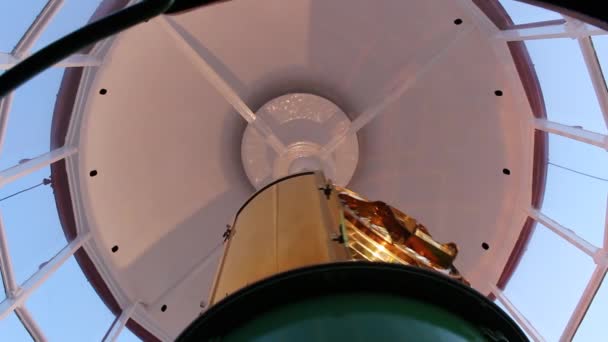 Deniz feneri içinde altın Fresnel lens hareket yakın çekim. — Stok video