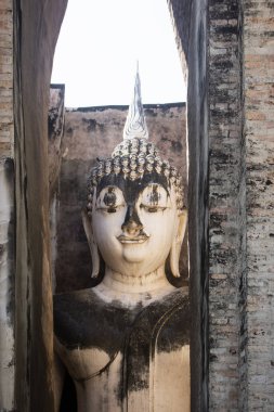 Wat Si dostum eski Buda heykeli. Sukhothai tarihi Park, Tayland