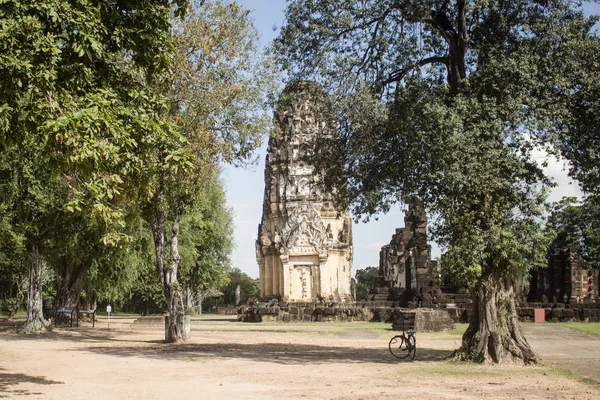 Karmaşık stupa Wat Phra Phai tapınağında güzel ağaçlar çevrili. Sukhothai tarihi Park, Tayland.