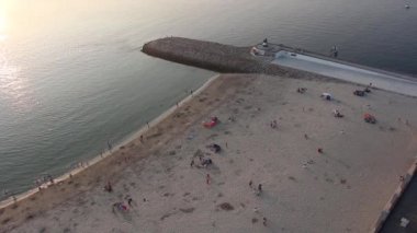 Hava görünümünü sessiz Beach sakin okyanus ve birkaç kişi ile. Barra plaj Aveiro, Portekiz.
