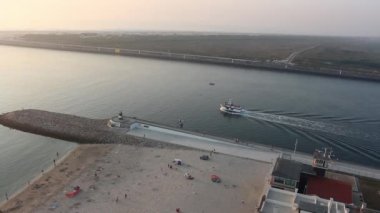Yalnız gemi yavaşça bir lagün plaj yanındaki seyir. Barra plaj Aveiro, Portekiz.