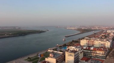 Yalnız gemi yavaşça Aveiro lagün, yanındaki güzel Akdeniz kasabası ile seyir. Aveiro, Portekiz.