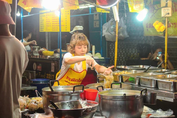 BANGKOK, TAILANDIA - Octubre de 2017: Una mujer tailandesa guapa cocinando comida en la calle Stall of Yaowarat Road, Chinatown . —  Fotos de Stock