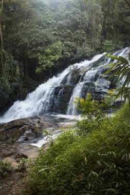 Nefes kesen şelale egzotik Mae Klang Luang uzun pozlama. Chiang Mai, Tayland.