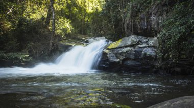 Uzun pozlama güzel orman, Mae Klang Luang içinde bulunan küçük bir şelale. Chiang Mai, Tayland.