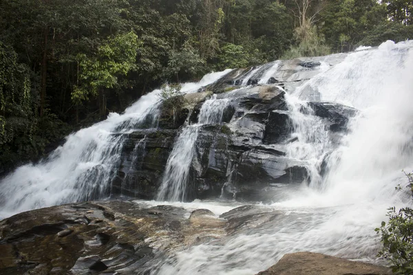 Dlouhé vystavení velkolepý vodopád v Mae Klang Luang. Chiang Mai, Thajsko. — Stock fotografie