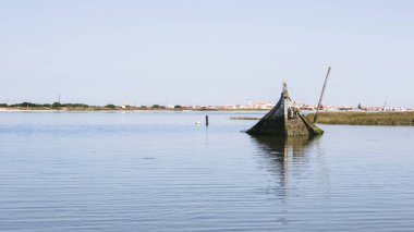 Tek ve yalnız batık tekne yarı-Aveiro Lagoon, Portekiz Haliç içinde sular altında. Ufuk küçük şirin kasabasında.